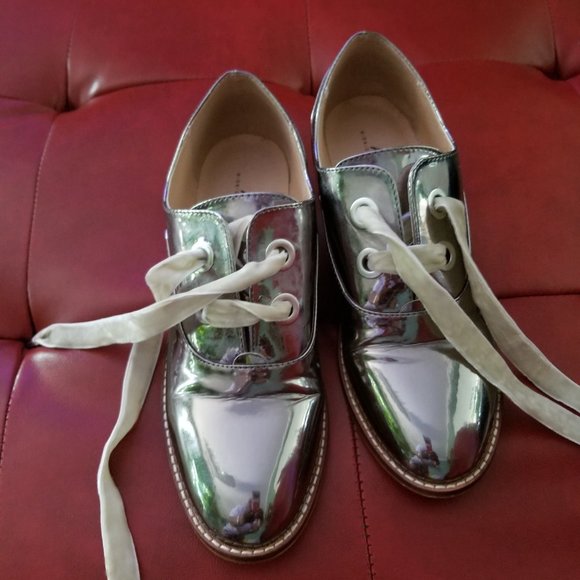 Beautiful silver mirror loafers with velvet ribbon strings size 7. 5 - Picture 7 of 7